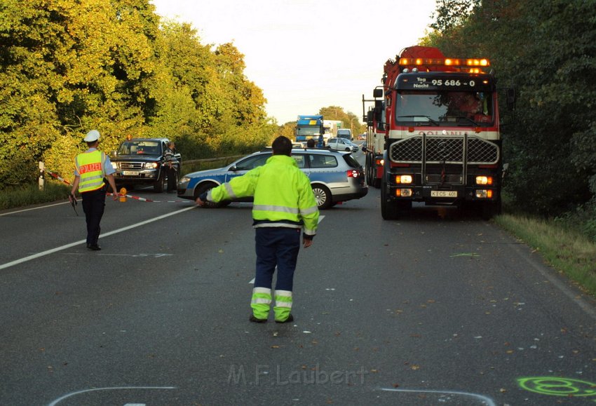 Schwerer VU Koeln Immendorf Kerkraderstr P373.JPG